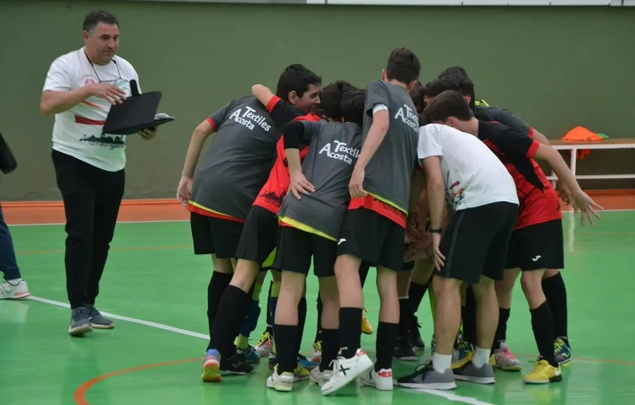 Foto 5 - El III Infantil se despide de su afici&oacute;n regal&aacute;ndole una remontada ante el Atl&eacute;tico Benavente