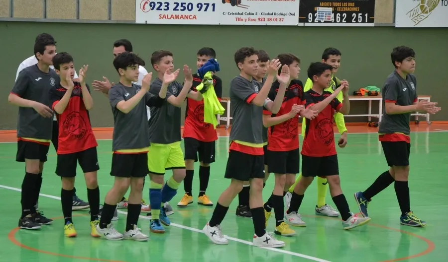 Foto 4 - El III Infantil se despide de su afici&oacute;n regal&aacute;ndole una remontada ante el Atl&eacute;tico Benavente
