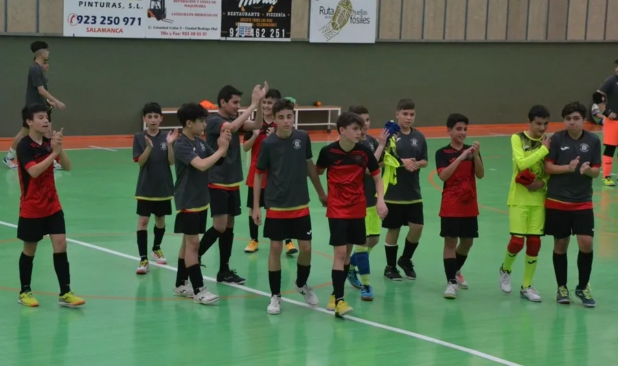 Foto 3 - El III Infantil se despide de su afici&oacute;n regal&aacute;ndole una remontada ante el Atl&eacute;tico Benavente