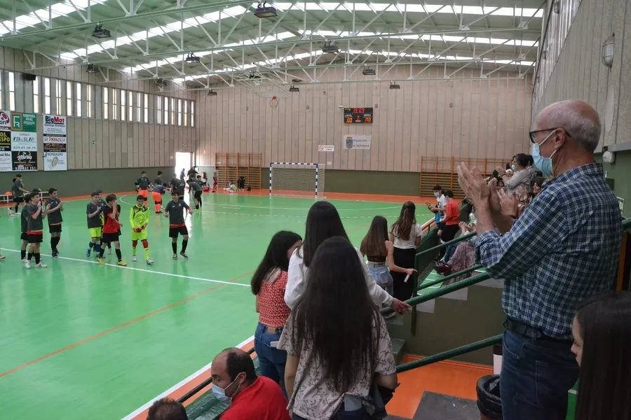 Foto 2 - El III Infantil se despide de su afici&oacute;n regal&aacute;ndole una remontada ante el Atl&eacute;tico Benavente