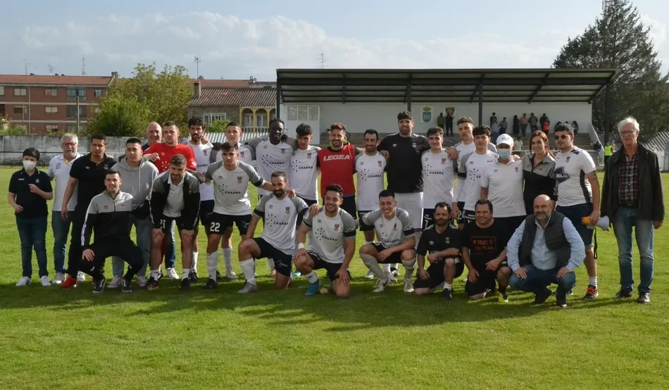 Foto 6 - El Ciudad Rodrigo cierra etapa manteniendo el gui&oacute;n ante un Almaz&aacute;n que jugar&aacute; la Copa del Rey