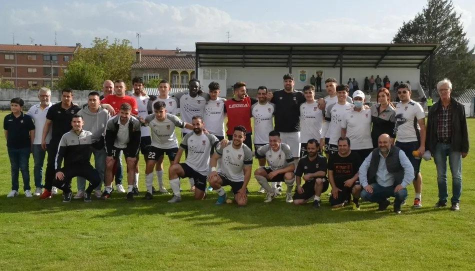 Foto 3 - El Ciudad Rodrigo cierra etapa manteniendo el gui&oacute;n ante un Almaz&aacute;n que jugar&aacute; la Copa del Rey