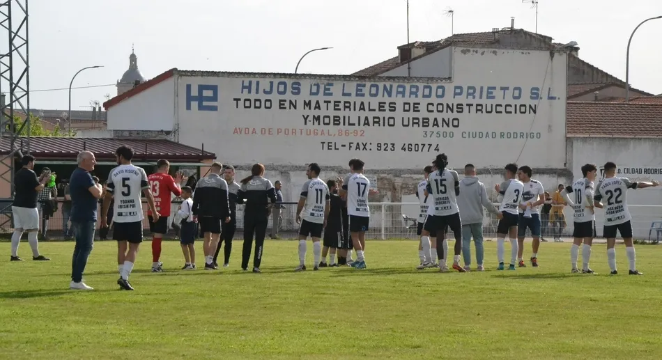 Foto 2 - El Ciudad Rodrigo cierra etapa manteniendo el gui&oacute;n ante un Almaz&aacute;n que jugar&aacute; la Copa del Rey