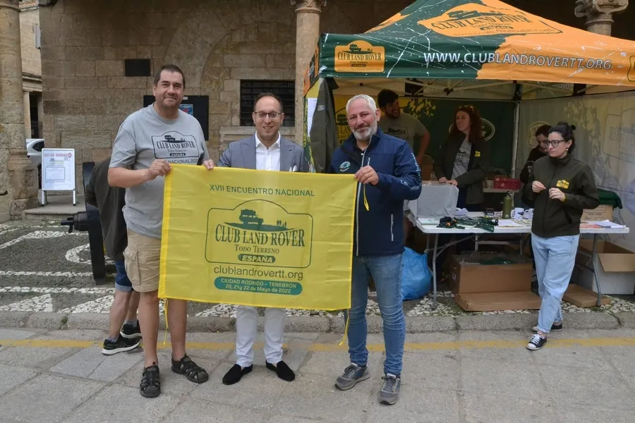 Foto 11 - Los Land Rover conquistan la Plaza Mayor mirobrigense