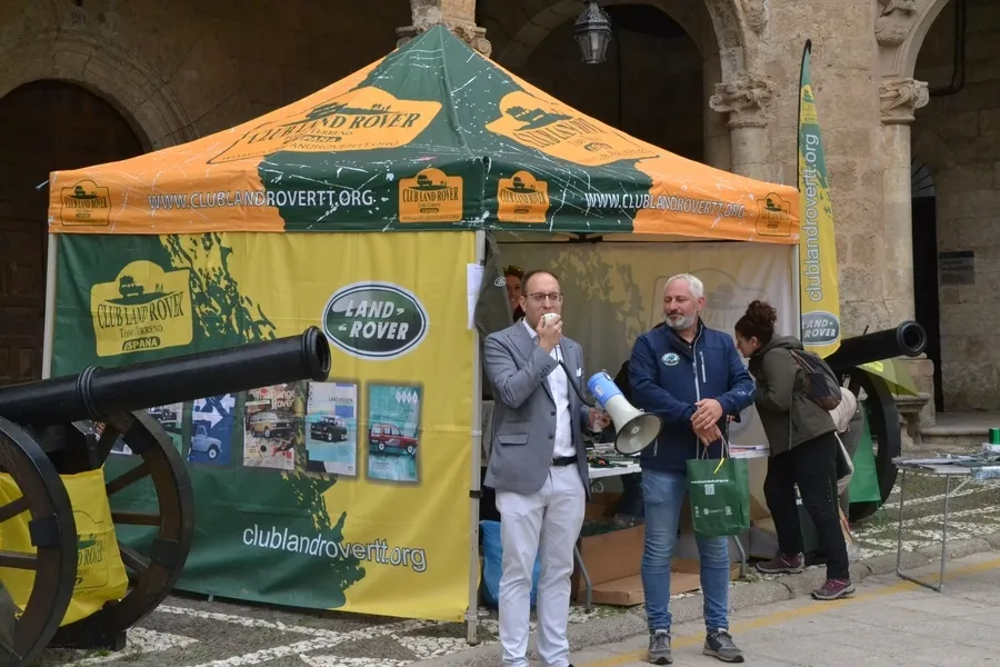 Foto 6 - Los Land Rover conquistan la Plaza Mayor mirobrigense