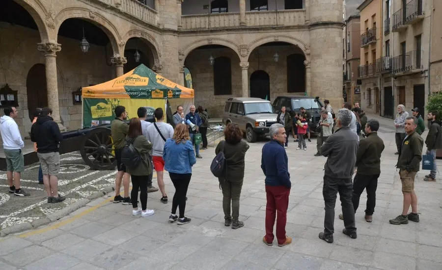 Foto 5 - Los Land Rover conquistan la Plaza Mayor mirobrigense