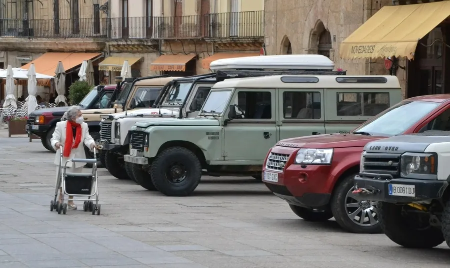 Foto 4 - Los Land Rover conquistan la Plaza Mayor mirobrigense