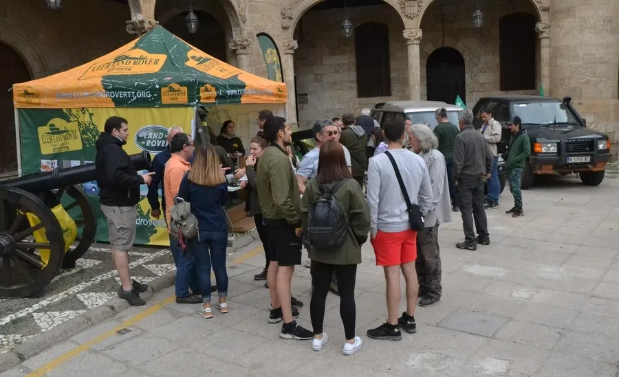 Foto 3 - Los Land Rover conquistan la Plaza Mayor mirobrigense