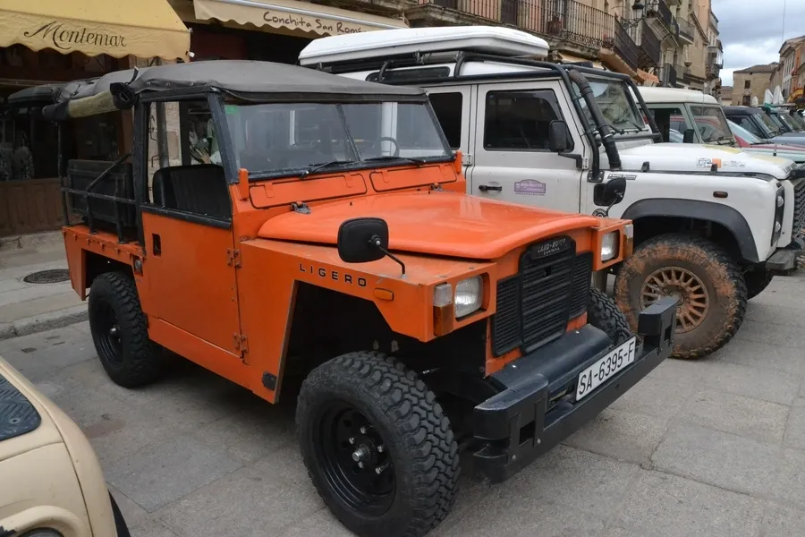Foto 2 - Los Land Rover conquistan la Plaza Mayor mirobrigense