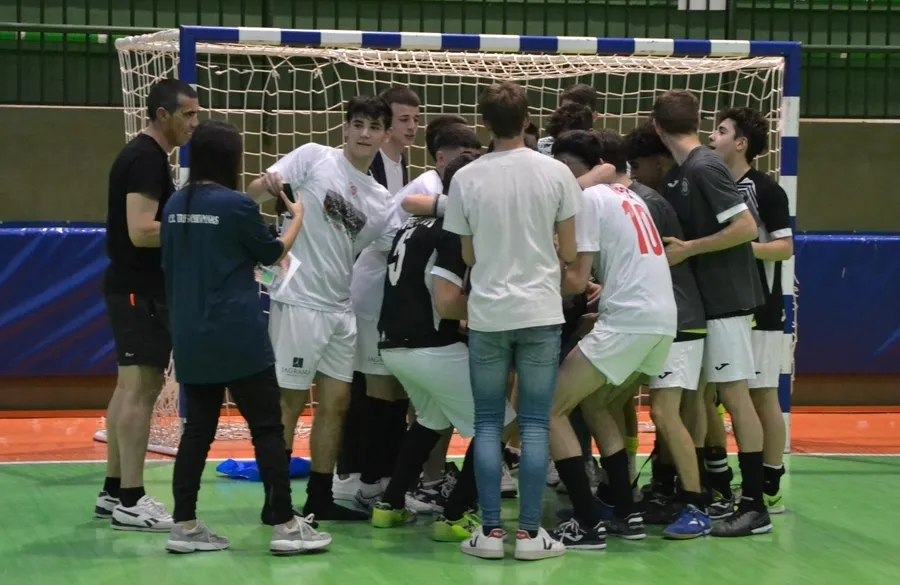 Foto 7 - Amarga despedida como local del III Juvenil ante un Laguna FS m&aacute;s atinado