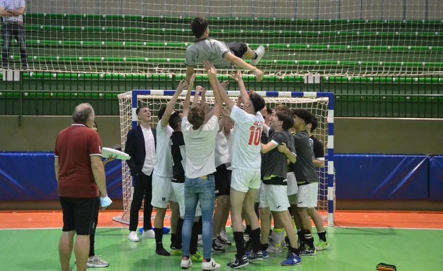 Foto 5 - Amarga despedida como local del III Juvenil ante un Laguna FS m&aacute;s atinado