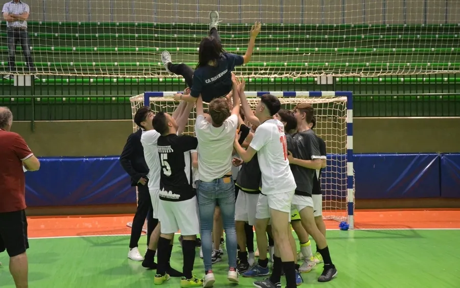 Foto 2 - Amarga despedida como local del III Juvenil ante un Laguna FS m&aacute;s atinado