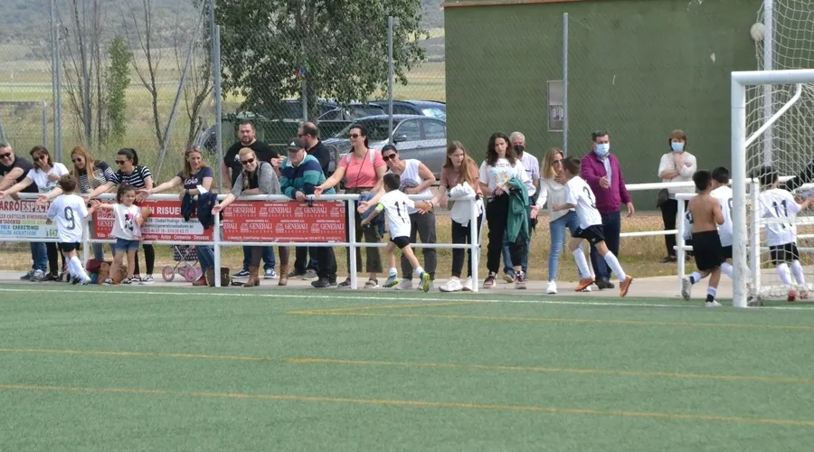 Foto 9 - El Benjam&iacute;n B logra la mayor goleada de la temporada en casa de un equipo del Ciudad Rodrigo CF