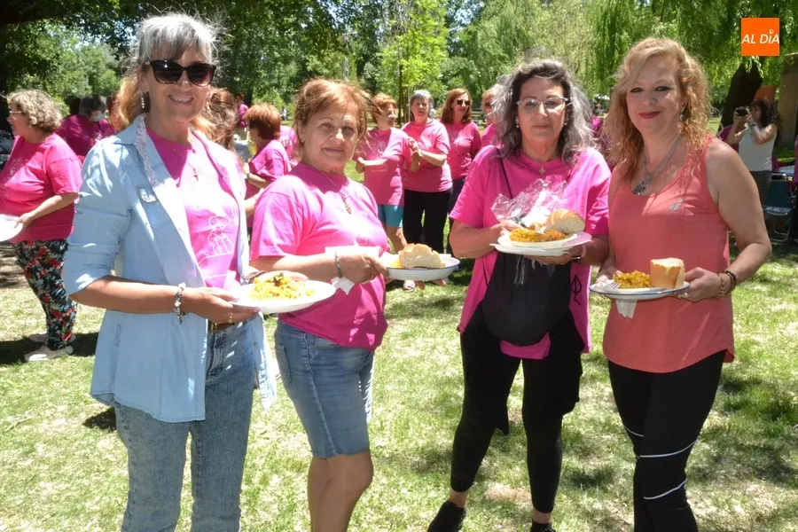 Foto 9 - Las socias de Amanecer disfrutan de una gran paella a orillas del &Aacute;gueda