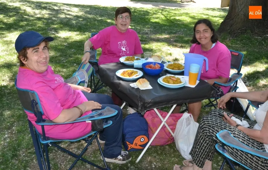 Foto 7 - Las socias de Amanecer disfrutan de una gran paella a orillas del &Aacute;gueda