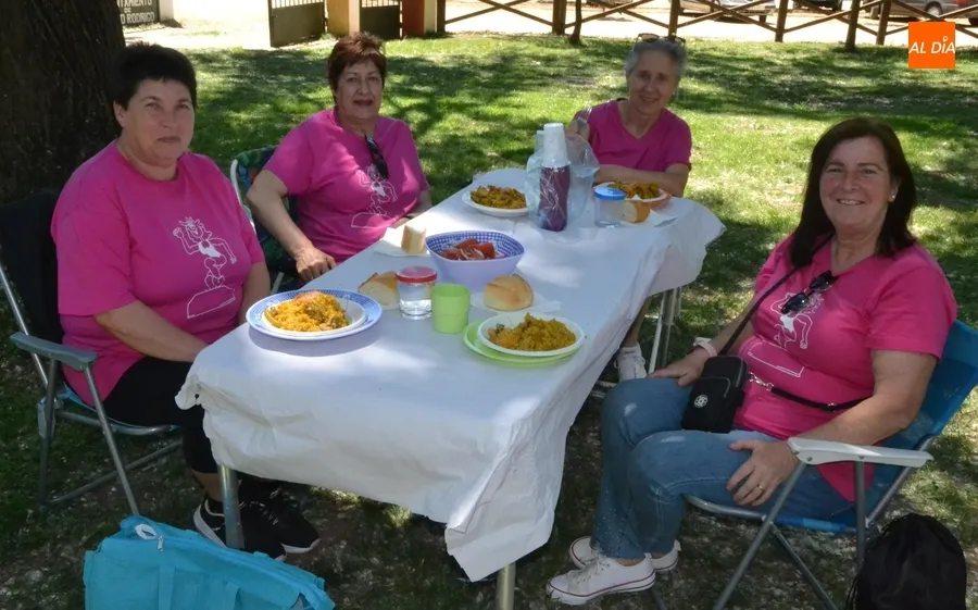 Foto 6 - Las socias de Amanecer disfrutan de una gran paella a orillas del &Aacute;gueda