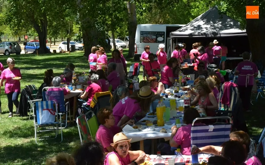 Foto 3 - Las socias de Amanecer disfrutan de una gran paella a orillas del &Aacute;gueda