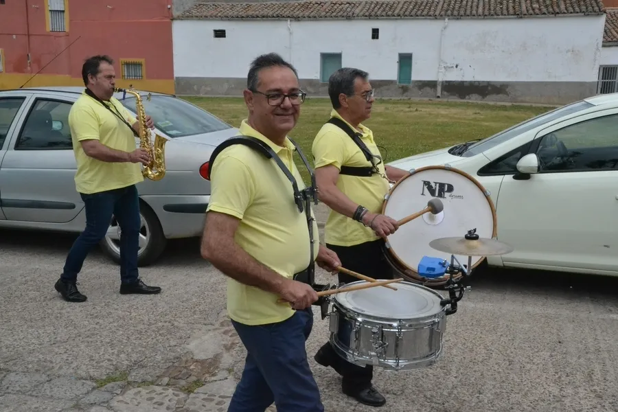 Foto 11 - Las &lsquo;fuerzas mayores&rsquo; de Ciudad Rodrigo, y hasta una charanga, acompa&ntilde;an a San Isidro en El Puente
