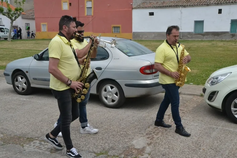 Foto 10 - Las &lsquo;fuerzas mayores&rsquo; de Ciudad Rodrigo, y hasta una charanga, acompa&ntilde;an a San Isidro en El Puente