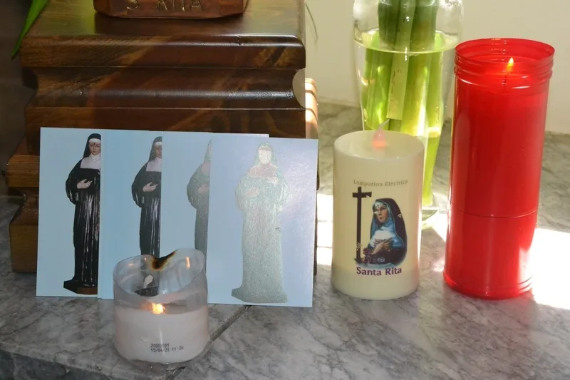 Foto 2 - Los trabajadores de la Casa Consistorial montan un altar en honor a su patrona