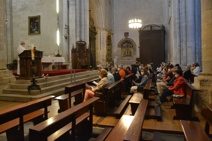 Foto 5 - El Arciprestazgo de Ciudad Rodrigo madruga para rezar el Rosario de la Aurora