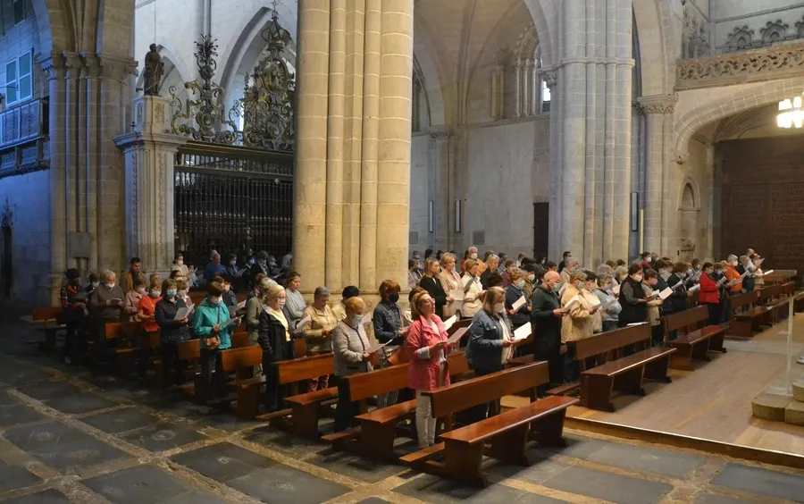 Foto 2 - El Arciprestazgo de Ciudad Rodrigo madruga para rezar el Rosario de la Aurora