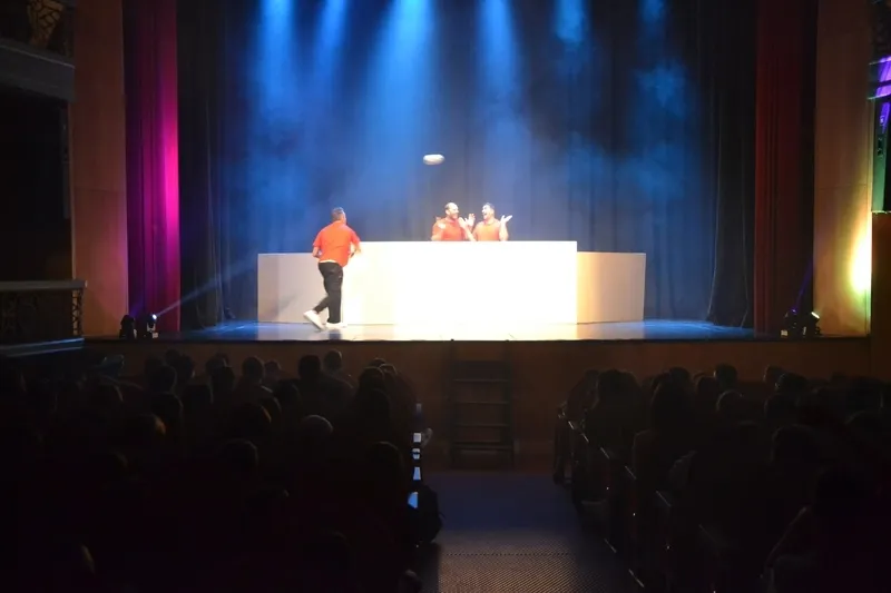 Foto 10 - Otros 200 escolares disfrutan en el Teatro Nuevo de &lsquo;Spasmix&rsquo;
