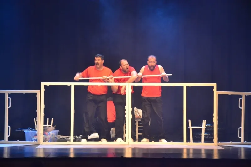 Foto 9 - Otros 200 escolares disfrutan en el Teatro Nuevo de &lsquo;Spasmix&rsquo;