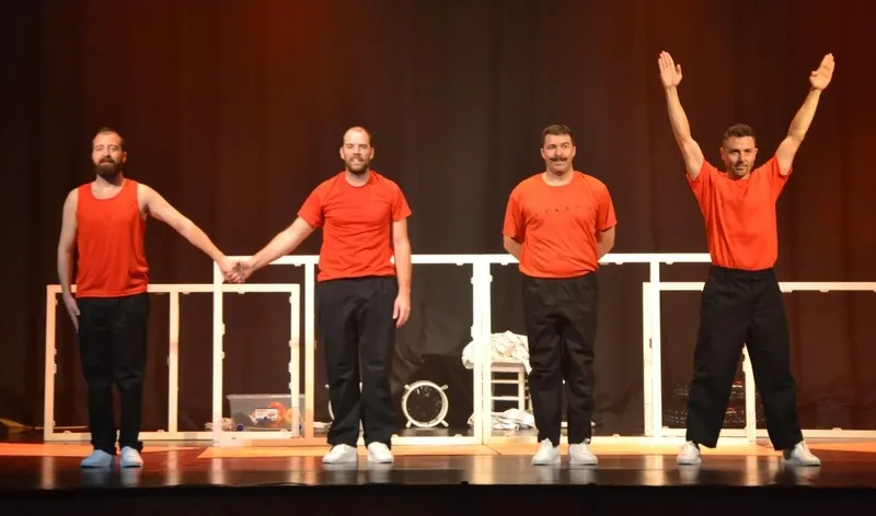 Foto 8 - Otros 200 escolares disfrutan en el Teatro Nuevo de &lsquo;Spasmix&rsquo;