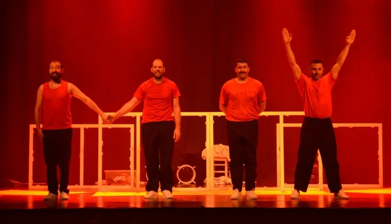 Foto 7 - Otros 200 escolares disfrutan en el Teatro Nuevo de &lsquo;Spasmix&rsquo;