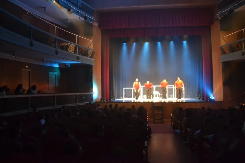 Foto 6 - Otros 200 escolares disfrutan en el Teatro Nuevo de &lsquo;Spasmix&rsquo;