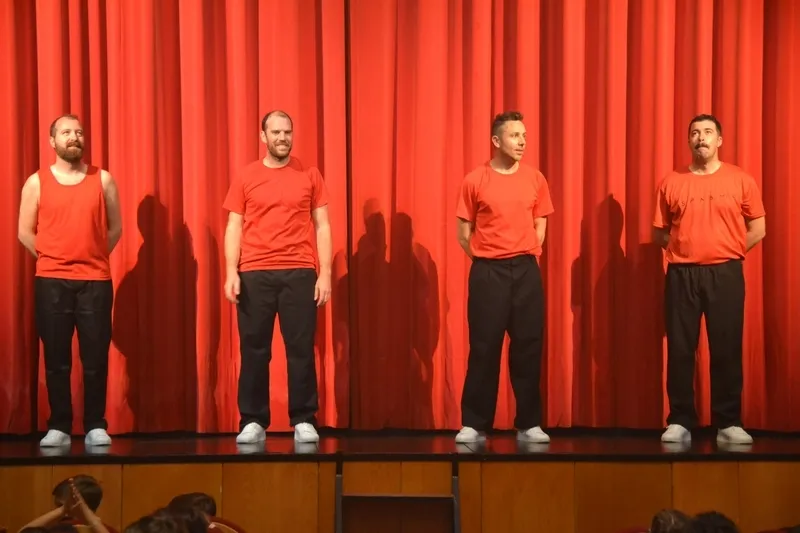 Foto 5 - Otros 200 escolares disfrutan en el Teatro Nuevo de &lsquo;Spasmix&rsquo;