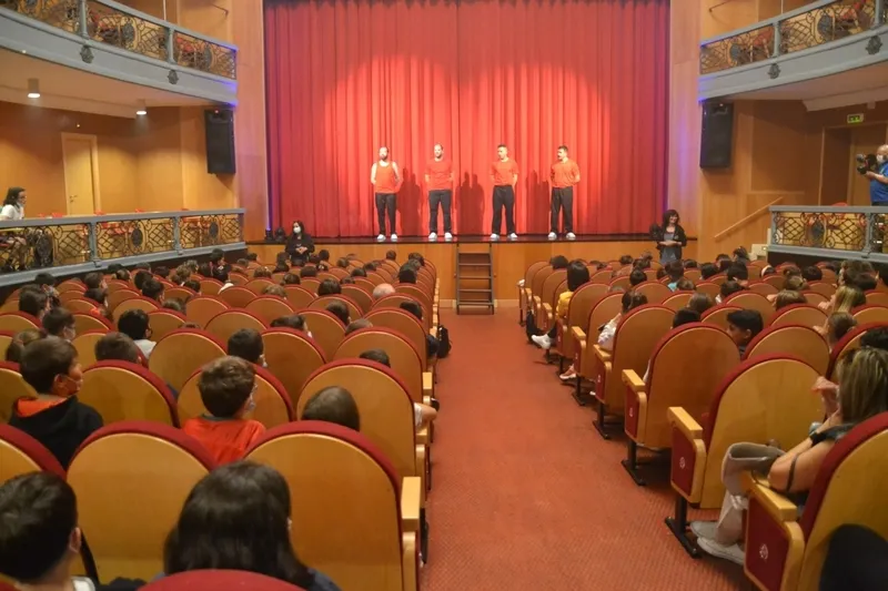 Foto 4 - Otros 200 escolares disfrutan en el Teatro Nuevo de &lsquo;Spasmix&rsquo;