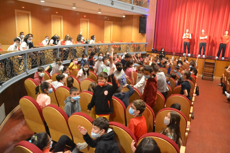 Foto 3 - Otros 200 escolares disfrutan en el Teatro Nuevo de ‘Spasmix’