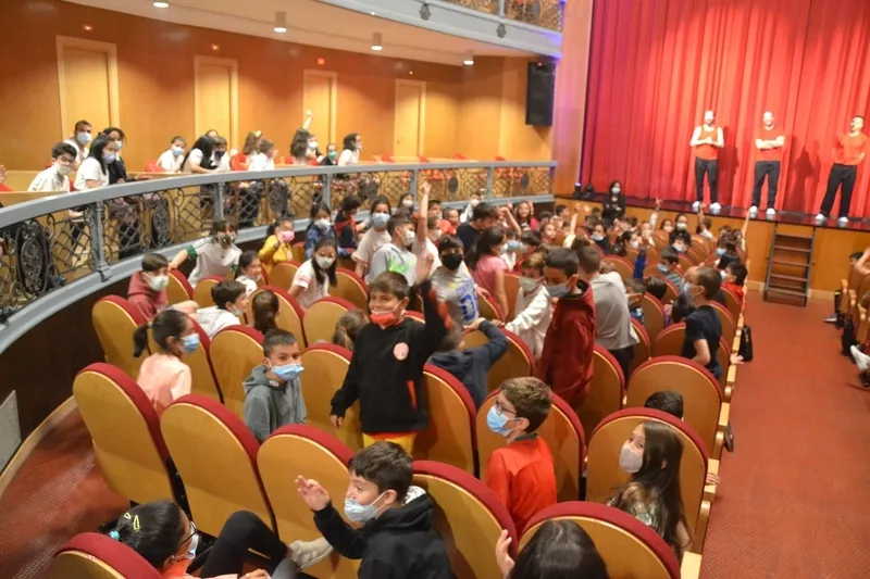 Foto 3 - Otros 200 escolares disfrutan en el Teatro Nuevo de &lsquo;Spasmix&rsquo;