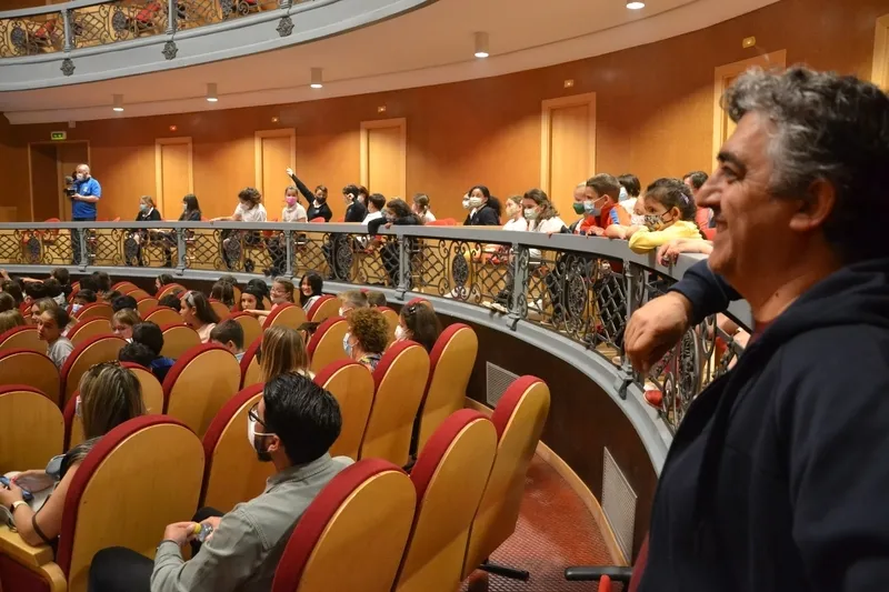 Foto 2 - Otros 200 escolares disfrutan en el Teatro Nuevo de &lsquo;Spasmix&rsquo;