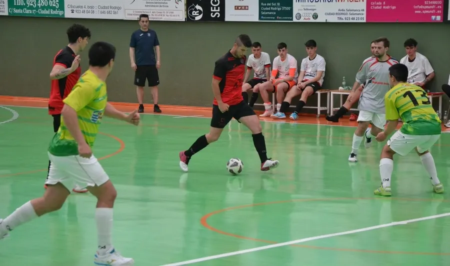 Foto 9 - El III Senior vive ante el Cu&eacute;llar un pl&aacute;cido partido que pudo tener much&iacute;simos m&aacute;s goles