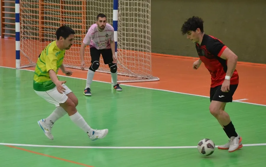 Foto 6 - El III Senior vive ante el Cu&eacute;llar un pl&aacute;cido partido que pudo tener much&iacute;simos m&aacute;s goles