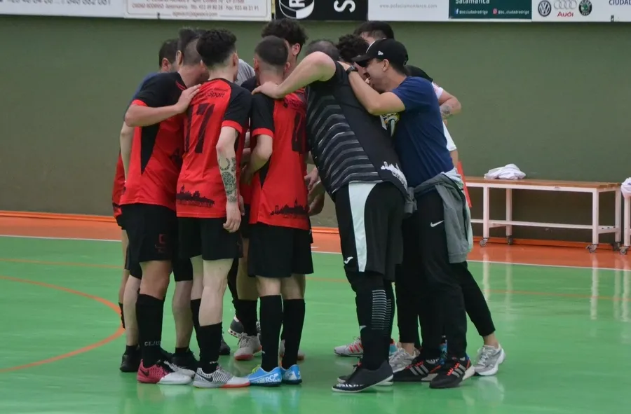 Foto 3 - El III Senior vive ante el Cu&eacute;llar un pl&aacute;cido partido que pudo tener much&iacute;simos m&aacute;s goles