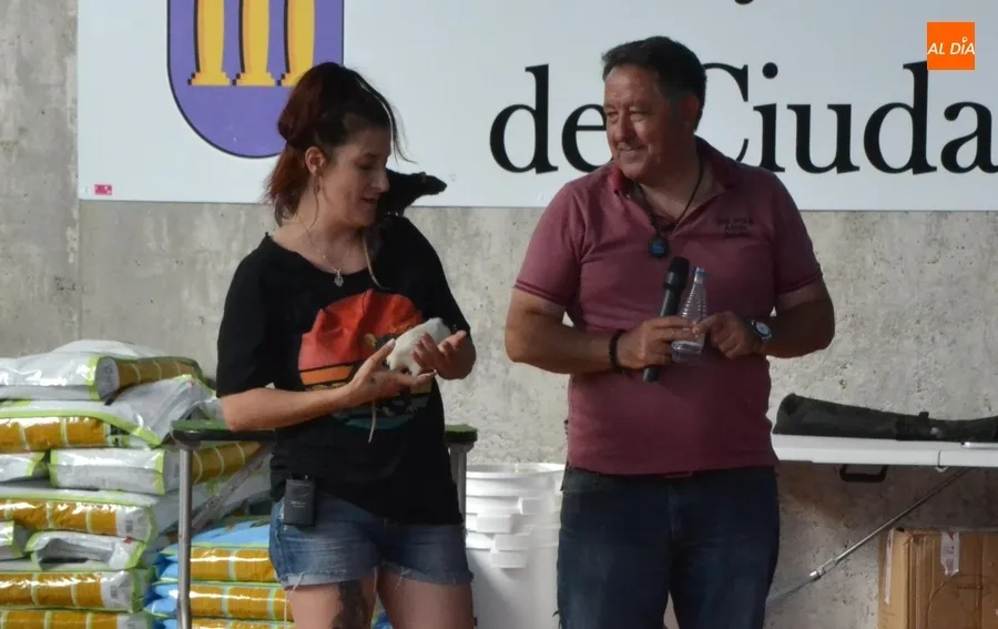 Foto 6 - M&aacute;s de una veintena de perros y dos ratas toman parte en el desfile del D&iacute;a de la Mascota
