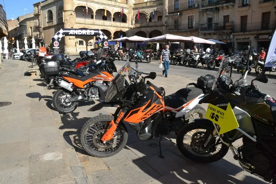 Foto 5 - Los moteros de la Salamanca Challenge recorren con mucho calor 500 kil&oacute;metros por el oeste provincial