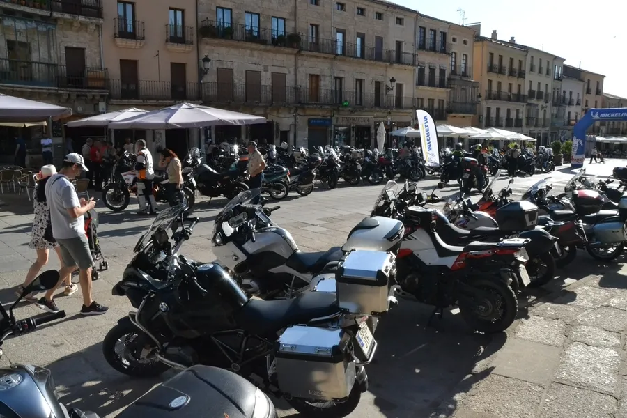 Foto 4 - Los moteros de la Salamanca Challenge recorren con mucho calor 500 kil&oacute;metros por el oeste provincial
