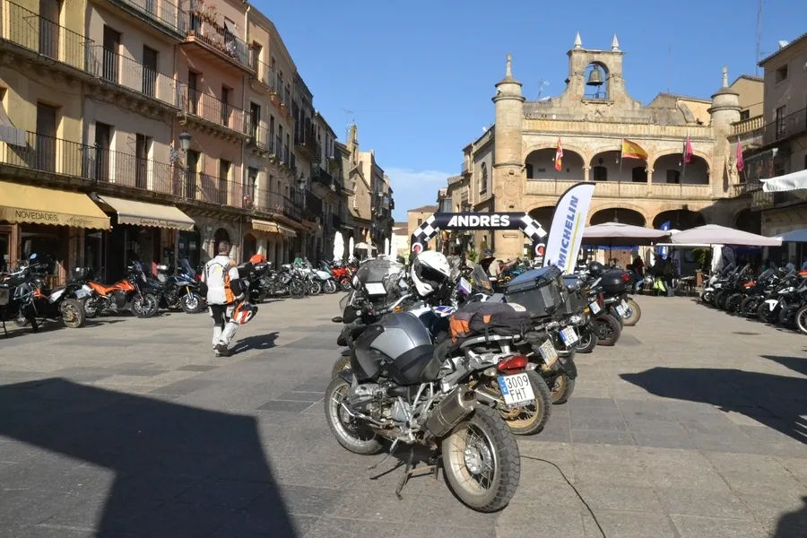 Foto 3 - Los moteros de la Salamanca Challenge recorren con mucho calor 500 kil&oacute;metros por el oeste provincial