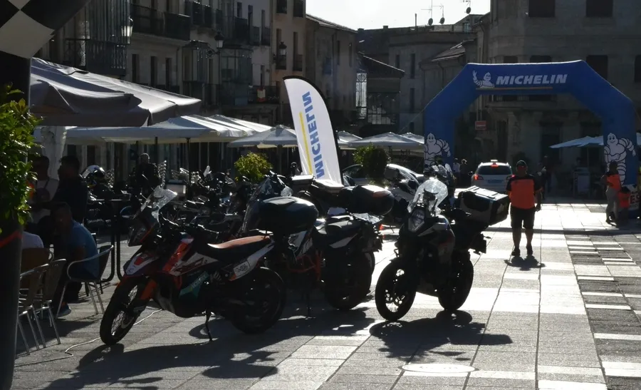 Foto 2 - Los moteros de la Salamanca Challenge recorren con mucho calor 500 kil&oacute;metros por el oeste provincial