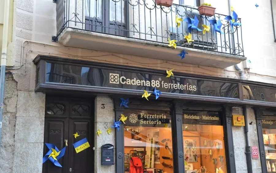 Foto 6 - &lsquo;Vientos de paz&rsquo; soplan en la calle Juli&aacute;n S&aacute;nchez a favor de Ucrania