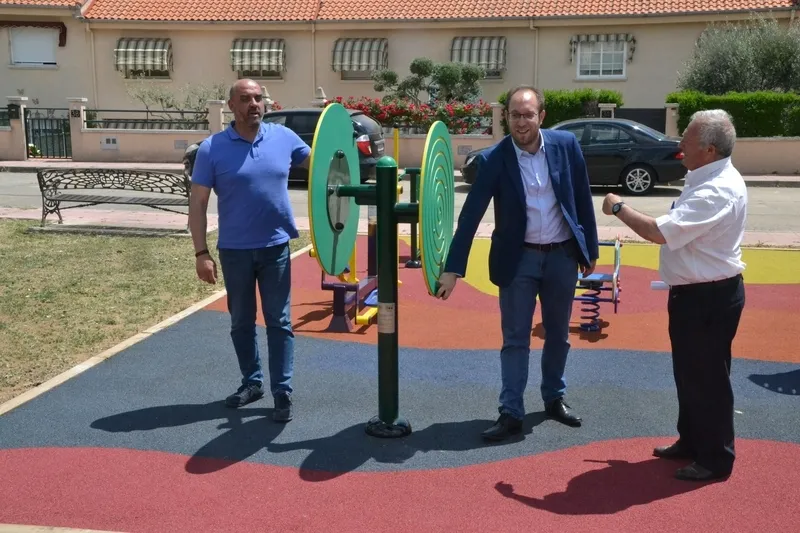 Foto 10 - Habilitado con una inversi&oacute;n de 12.500&euro; un nuevo parque infantil en la Pe&ntilde;a del Sastre
