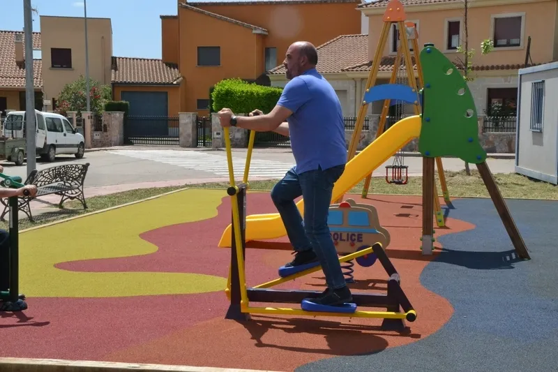 Foto 8 - Habilitado con una inversi&oacute;n de 12.500&euro; un nuevo parque infantil en la Pe&ntilde;a del Sastre