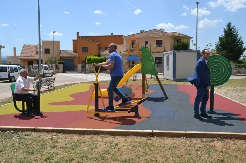 Foto 7 - Habilitado con una inversi&oacute;n de 12.500&euro; un nuevo parque infantil en la Pe&ntilde;a del Sastre