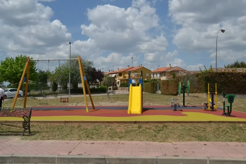Foto 5 - Habilitado con una inversi&oacute;n de 12.500&euro; un nuevo parque infantil en la Pe&ntilde;a del Sastre