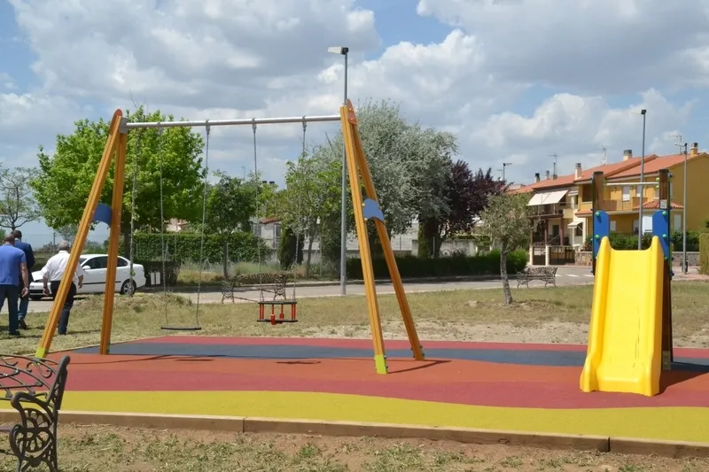 Foto 4 - Habilitado con una inversi&oacute;n de 12.500&euro; un nuevo parque infantil en la Pe&ntilde;a del Sastre